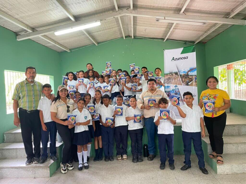 Equipo de Asuntos Corporativos de Azunosa junto a maestros y 250 estudiantes de la Escuela El Porvenir sosteniendo empaques de alimento MannaPack en Aldea El Bálsamo. Equipo de Asuntos Corporativos de Azunosa junto a maestros y 250 estudiantes de la Escuela El Porvenir sosteniendo empaques de alimento MannaPack en Aldea El Bálsamo.